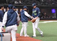 　１１回、サヨナラ負けを喫し肩を落としてベンチに戻るバウマン（右）＝撮影・園田高夫