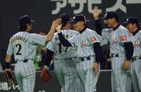 　アテネへの切符を手にし、ナインを笑顔で迎える長嶋監督＝０３年１１月