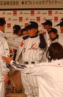 　ジャージーを着る日本代表・長嶋茂雄監督（中央）＝２００３年１０月２８日