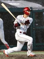 　４回、宗山が右前に同点打を放つ