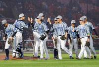 　楽天に勝利し、タッチを交わすＤｅＮＡナイン