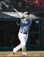 　６回、佐野が右越えに２ランを放つ