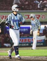 　５回、度会が２者連続の押し出し四球を選ぶ。奥は三走牧