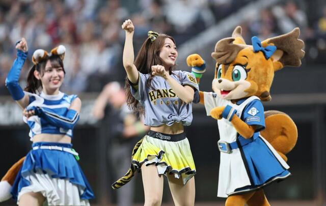 可愛すぎるな…」夢のチア共演にネット沸く 日本ハム＆阪神チアがきつね