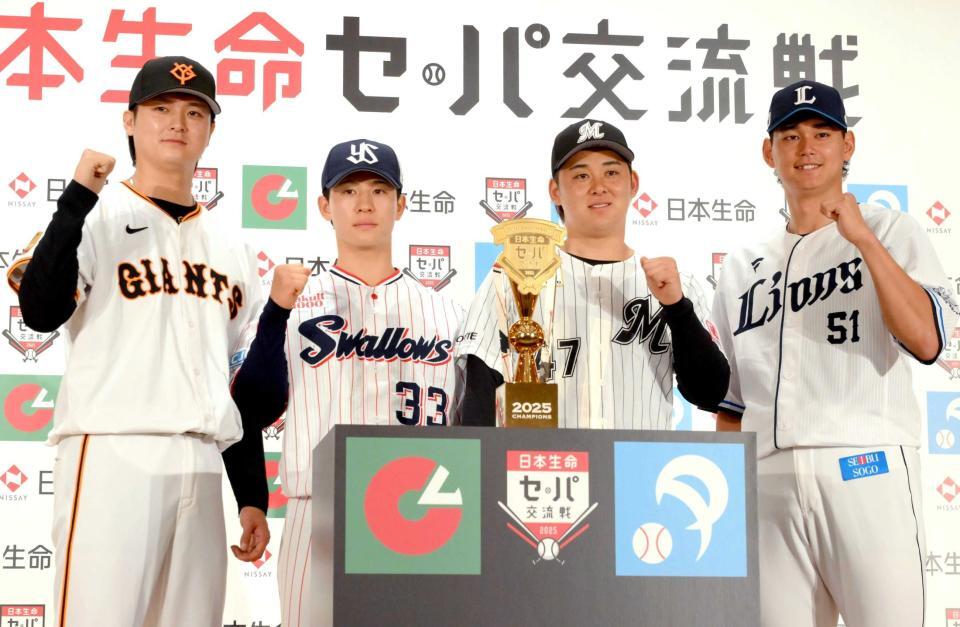 　優勝トロフィーを前に気合を見せる（左から）田中瑛、内山、鈴木昭、西川（撮影・伊藤笙子）