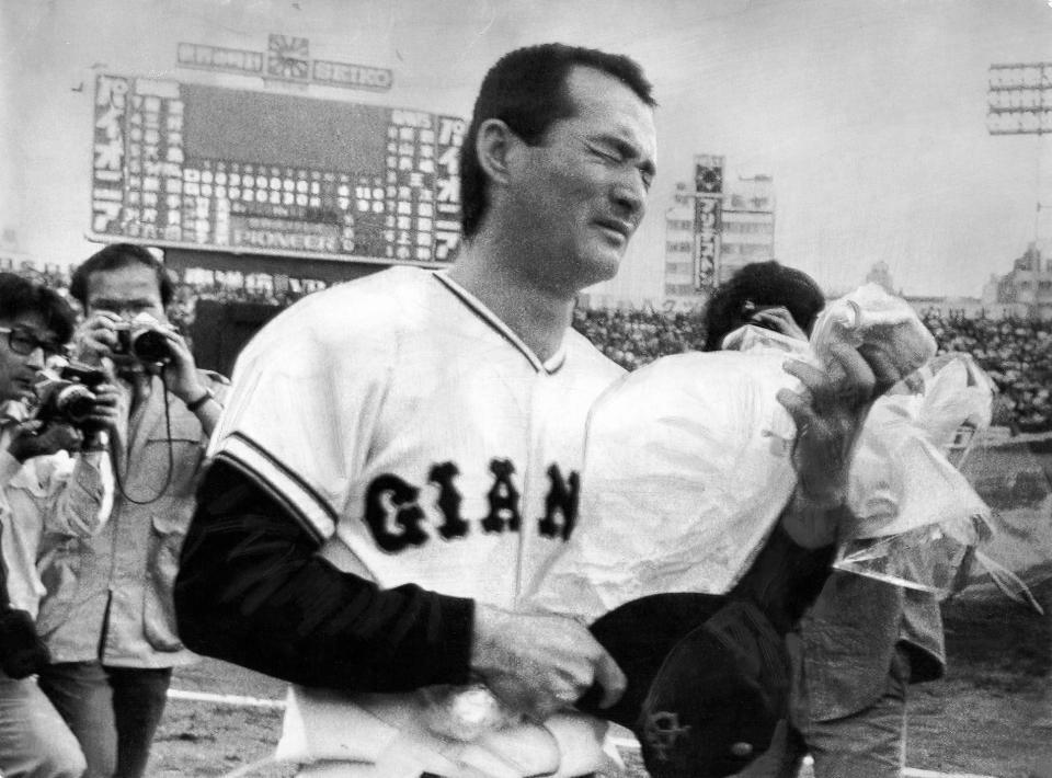 　現役引退。ファンにあいさつ後、グラウンドで感極まる長嶋茂雄さん（１９７４年１０月１４日）
