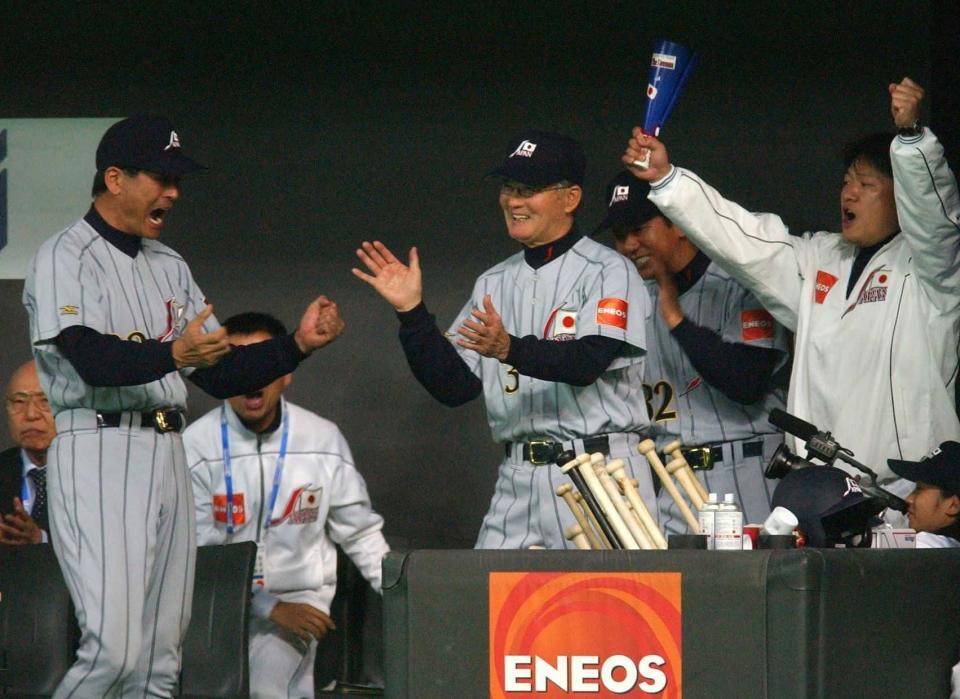 勝利の瞬間、手を叩いて喜ぶ日本代表・長嶋茂雄監督（中央）。左は中畑清コーチ＝２００３年