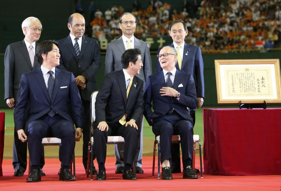 国民栄誉賞授与式後の記念撮影で笑顔の（前列右から）長嶋茂雄氏、安倍首相、松井秀喜氏＝２０１３年