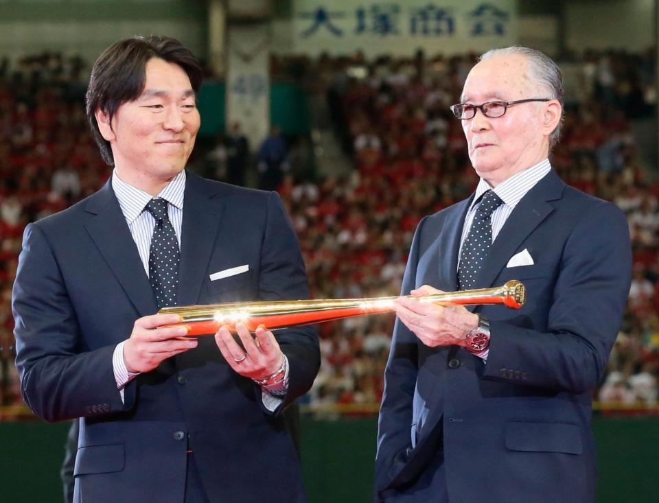 　２０１３年５月、国民栄誉賞の授与式で金色のバットを贈呈された長嶋茂雄さん（右）と、手を添える松井秀喜さん
