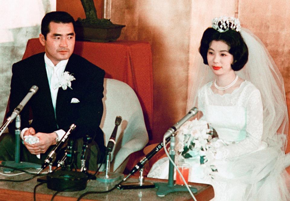 　１９６５年１月、結婚式を終え記者会見する長嶋茂雄さんと亜希子さん