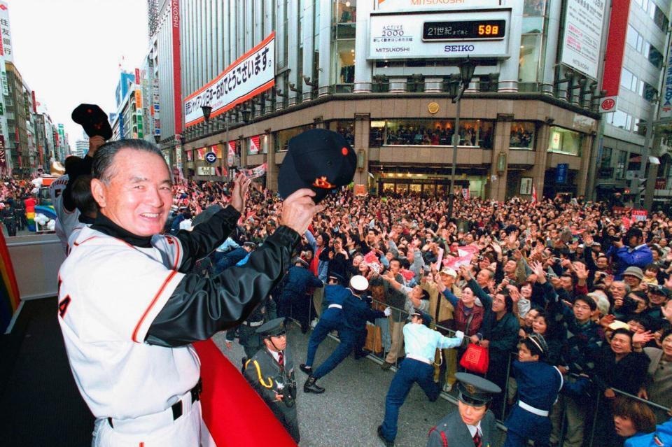　２０００年11月、日本シリーズを制し優勝記念パレードで笑顔を見せる長嶋茂雄監督