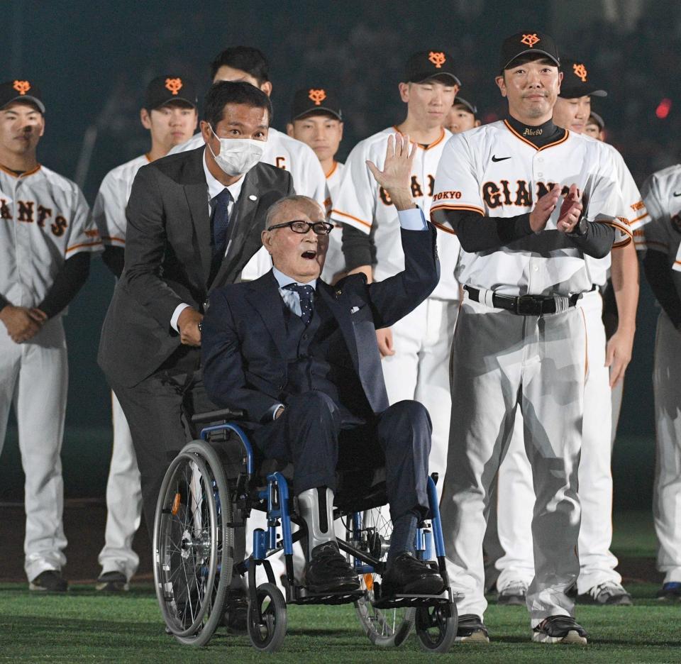 　激励に訪れた長嶋茂雄終身名誉監督。右は阿部監督＝２０２３年