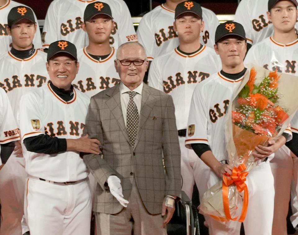 ２０２１年12月、巨人のファン感謝イベントで行われた文化勲章受章の記念セレモニーで、原辰徳監督（前列左）らと写真に納まる長嶋茂雄さん（同中央）＝東京・両国国技館