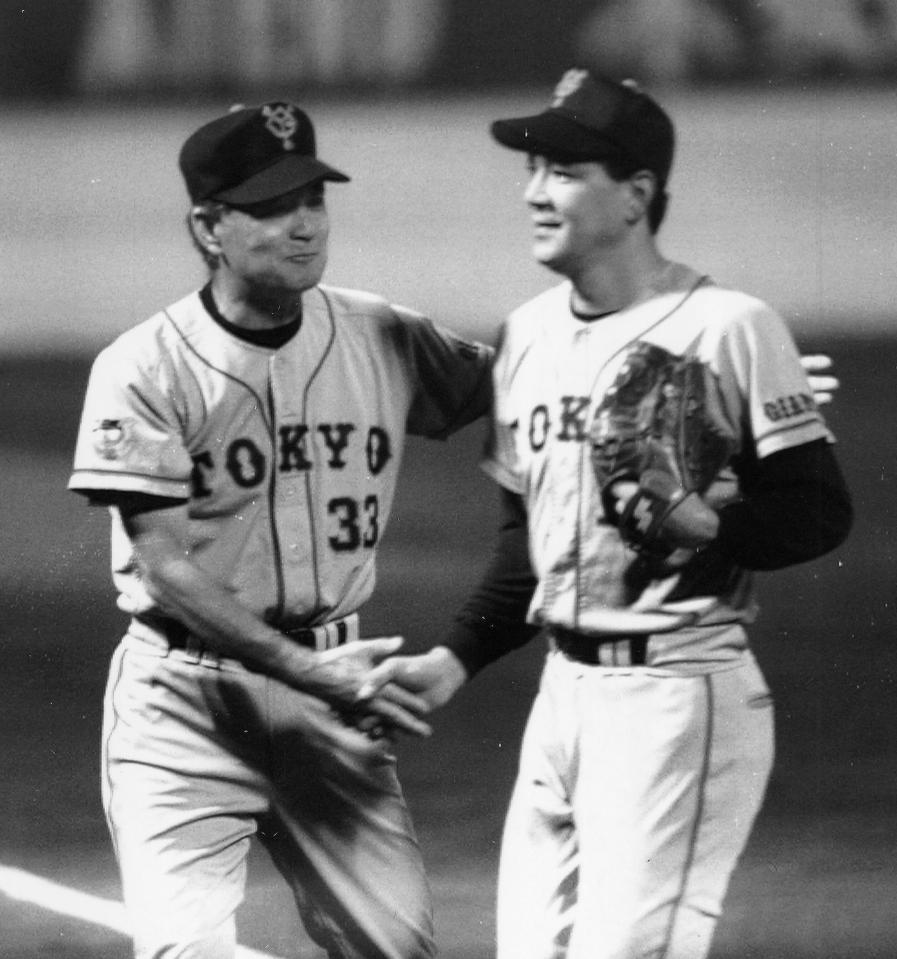 広島打線を６安打完封で１０勝目を挙げ長嶋茂雄さん（左）に迎えられる槙原寛己さん＝１９９４年８月