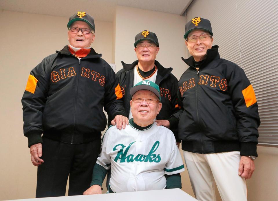 　２０１８年２月、巨人とホークスのＯＢ戦を前に、野村克也さん（手前）、王貞治さん（右）、張本勲さん（中央）と記念撮影する長嶋茂雄さん