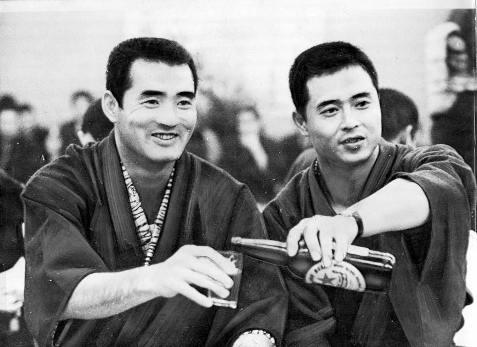 納会で長嶋茂雄さん（左）にビールをつぐ王貞治さん