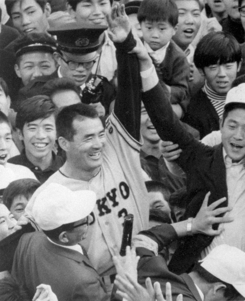 　１９６９年11月、３度目の日本シリーズＭＶＰに選ばれ、グラウンドになだれ込んだファンらに囲まれる長嶋茂雄さん