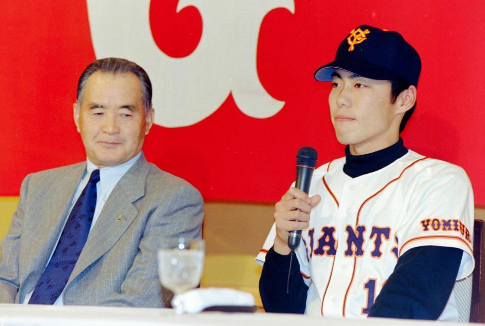 上原浩治の入団会見。左は長嶋茂雄監督＝１９９８年１２月