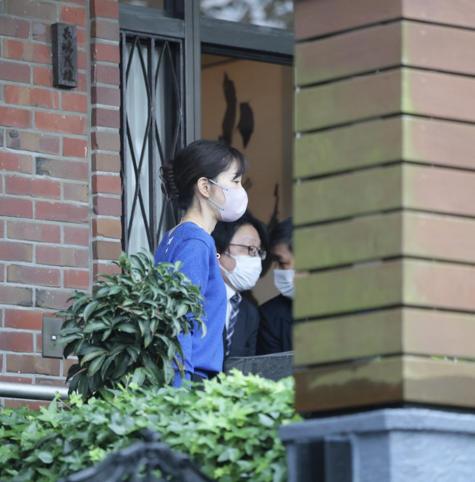 　関係者によって自宅に運び込まれる長嶋茂雄さんのご遺体