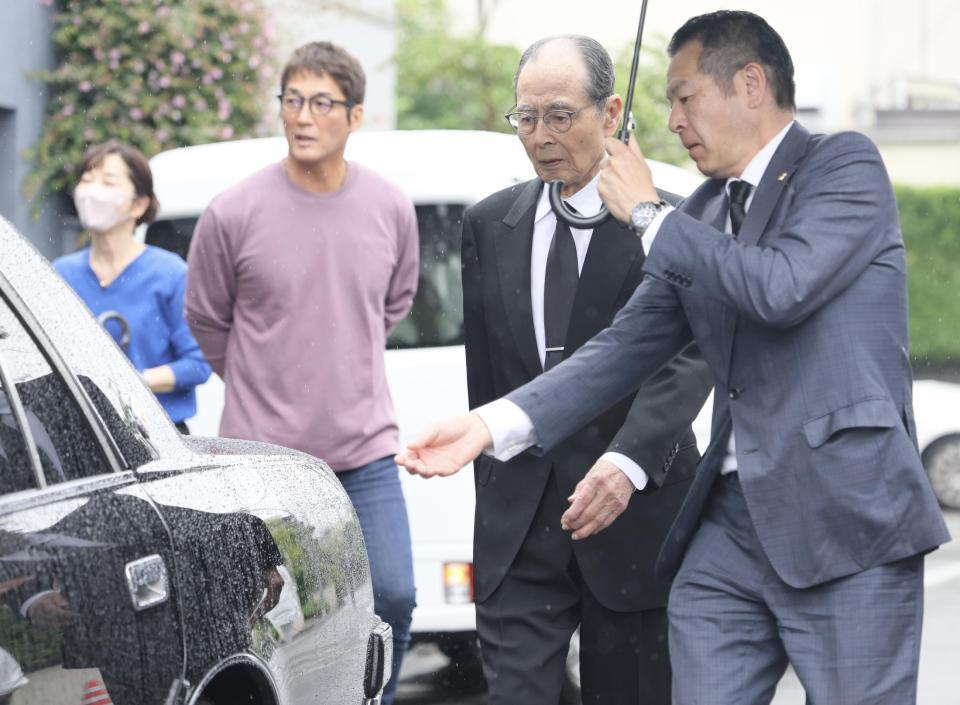 　弔問を終えた王貞治氏と見送る（左）長島三奈さん、長嶋一茂氏