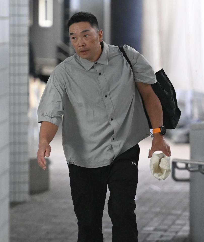 　球場入りする阿部監督（撮影・開出牧）