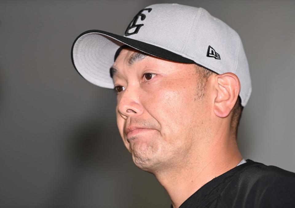 　球場入り後に取材に応じ、長嶋茂雄さんとの思い出を語る阿部監督（撮影・開出牧）