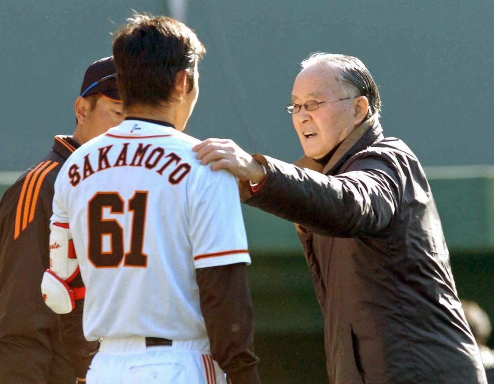 　試合前に坂本（左）の肩に手を当て、激励する長嶋終身名誉監督＝０８年２月