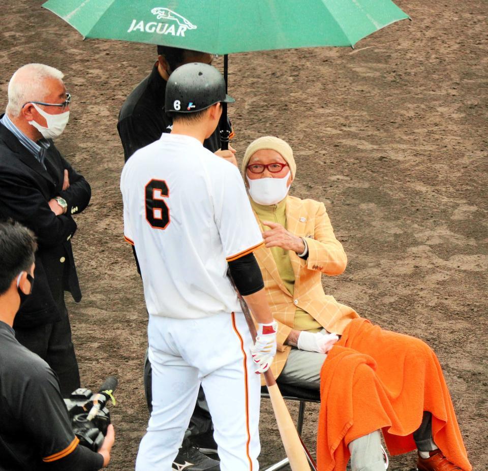 　打撃練習中に言葉を交わす坂本勇人と長嶋茂雄終身名誉監督＝２１年６月
