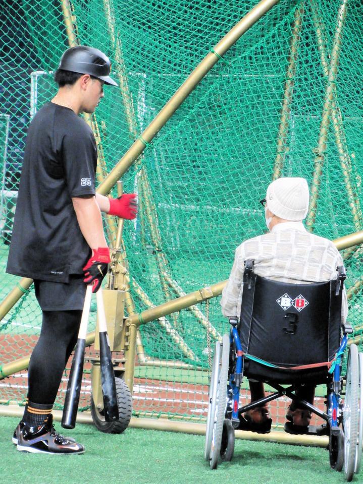 　東京ドームを電撃訪問。岡本（左）を熱血指導した巨人・長嶋茂雄終身名誉監督＝２４年６月