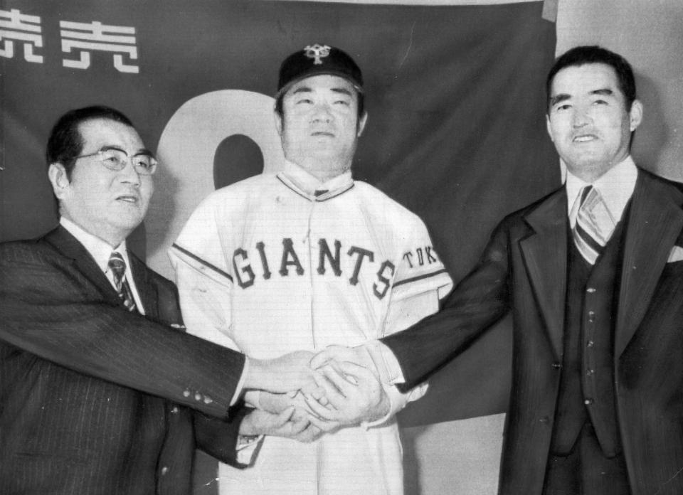 　巨人の張本勲が正式に誕生。あこがれの巨人、栄光の重さに緊張する張本勲。右は長嶋茂雄監督、左は正力オーナー＝１９７５年１２月１１日
