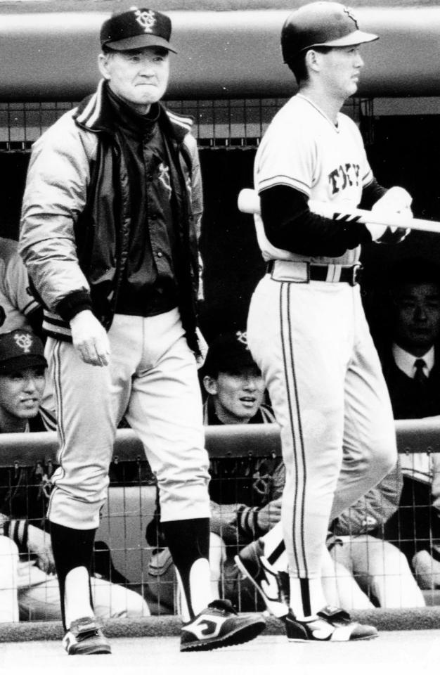 　ヤクルトとの巨人のオープン戦、松井秀喜の代打に長嶋一茂（右）を告げる長嶋茂雄監督＝１９９３年３月３１日