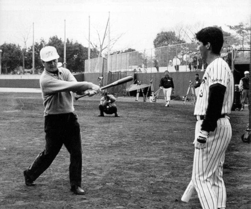 　父から子へバッティング教授。シーズンオフは２００００スイングもしているという長嶋茂雄新監督（巨人・左）と長嶋一茂（ヤクルト）父子＝１９９１年の西都キャンプ