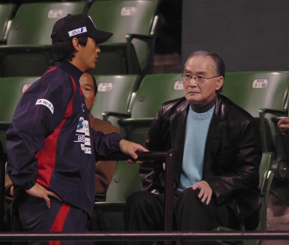 　スタンドから長嶋一茂球団代表特別補佐（左）とイベントを見守る長嶋茂雄氏＝２００６年