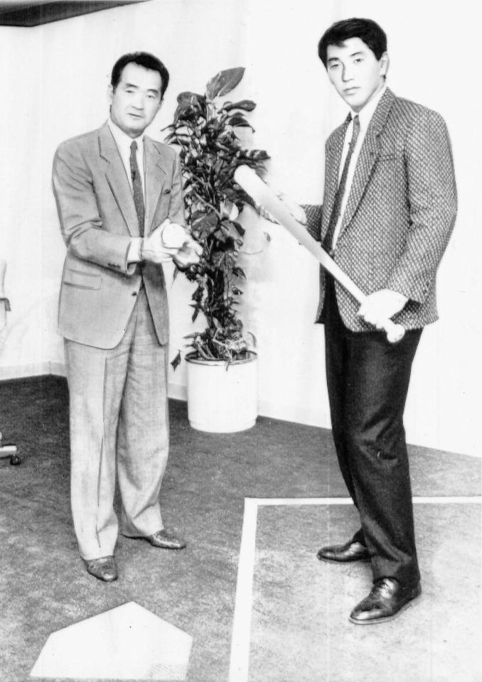 　文化放送が開局３５周年を記念した特別番組で、解説者・長嶋茂雄さん（左）からバッティングのアドバイスを受ける西武のルーキー・清原和博＝１９８６年１１月２５日