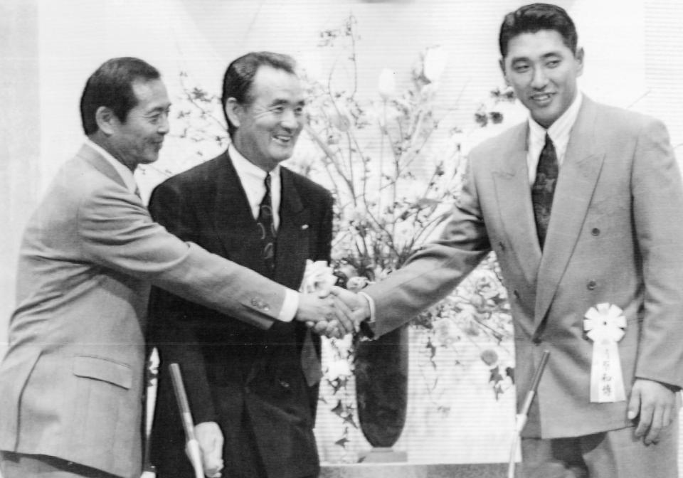 　日本プロ野球コンベンション晩餐会で尊敬する王貞治（左）、長嶋茂雄（中）両氏の指名で実現した対談とあって「光栄の一言に尽きます」と恐縮する西武・清原和博＝１９９０年