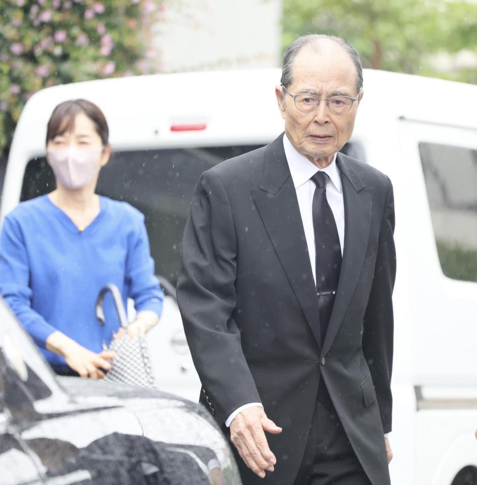 　弔問を終えた王貞治氏と見送る長島三奈さん（左）