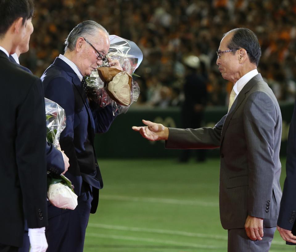 王貞治さん（右）に祝福される長嶋茂雄さん＝２０１３年５月
