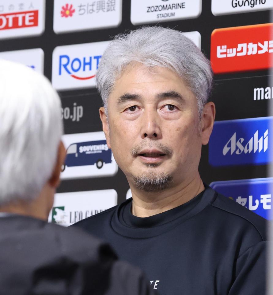 　報道陣の質問に答える吉井監督