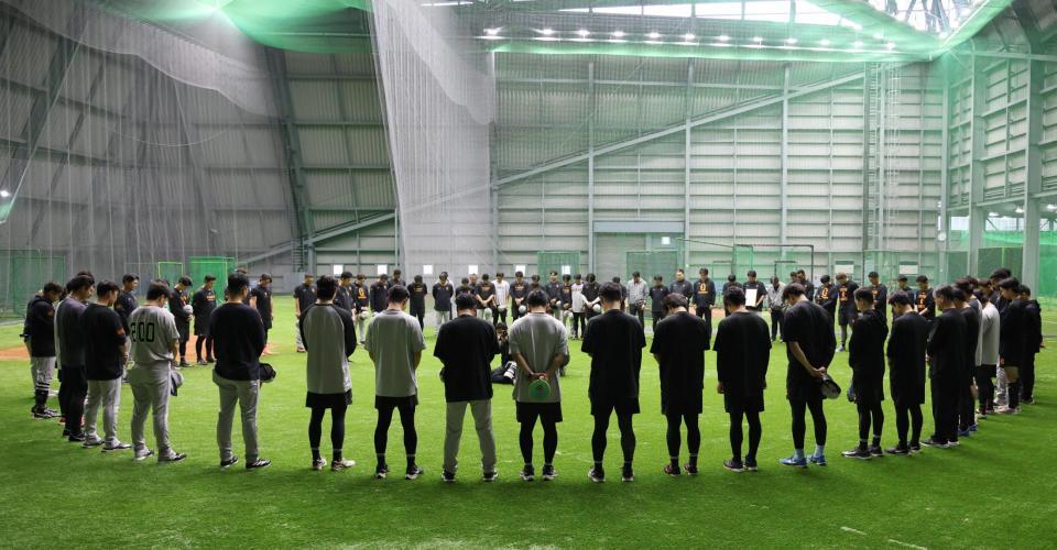 　長嶋茂雄さんを悼み、黙とうする巨人の選手ら