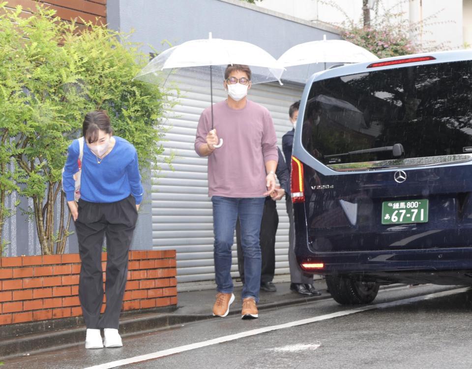 　遺体をのせた車から降りて、報道陣に一礼する長島三奈さん（左）と長嶋一茂氏