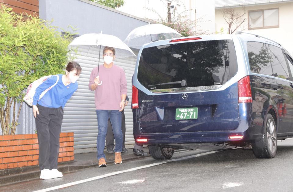 　遺体をのせた車から降りて、報道陣に一礼する長島三奈さん（左）と長嶋一茂氏