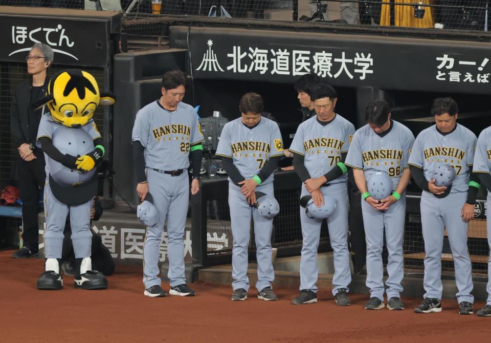 　黙とうをささげる藤川監督（左から２人目）ら阪神ナイン（撮影・西岡正）