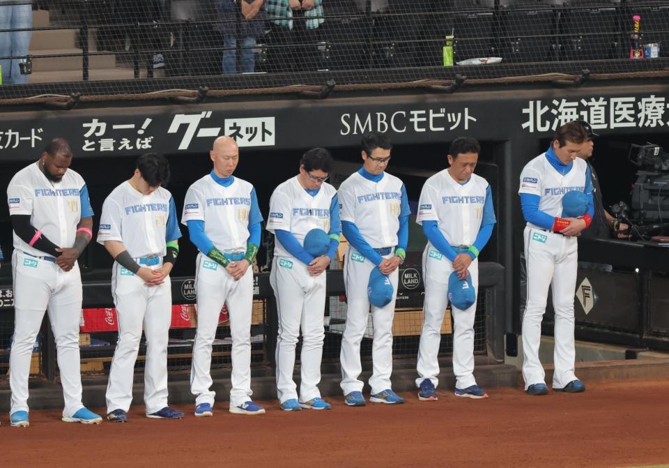 　黙とうをささげる新庄監督（右）ら日本ハムナイン（撮影・西岡正）