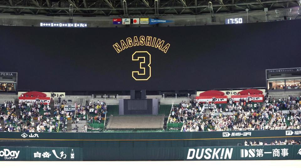 　大型ビジョンに映し出された長嶋茂雄さんの背番号３（撮影・栗木一考）