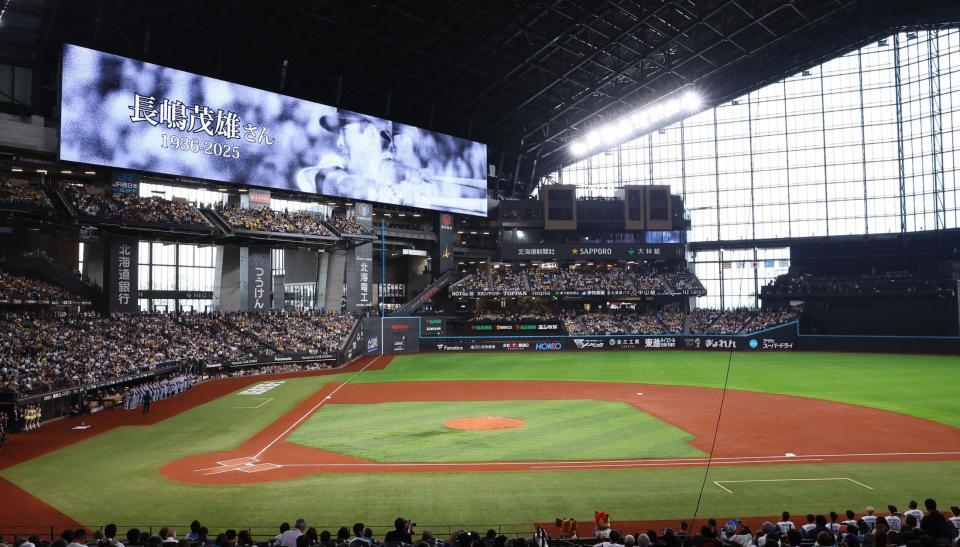 　試合前、長嶋茂雄さんに黙とうが行われるエスコンフィールド（撮影・中島達哉）