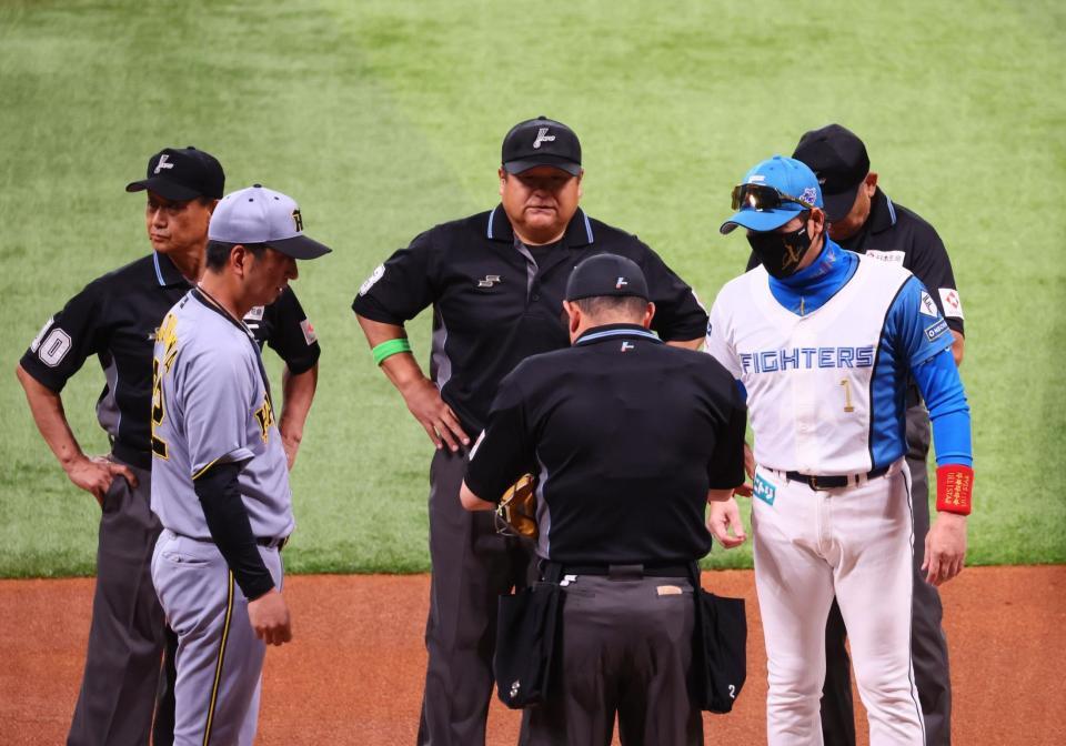 　メンバー表を交換する新庄監督（右から２人目）と藤川監督（左から２人目）＝撮影・中島達哉