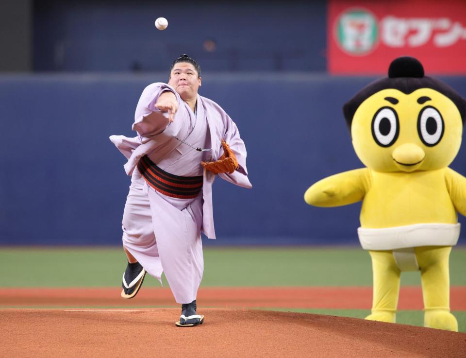 　特別始球式に登場した宇良（撮影・坂部計介）