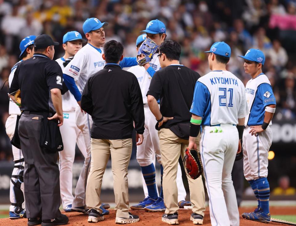 　３回、マウンドに集まる古林（中央）ら日本ハムナイン（撮影・中島達哉）