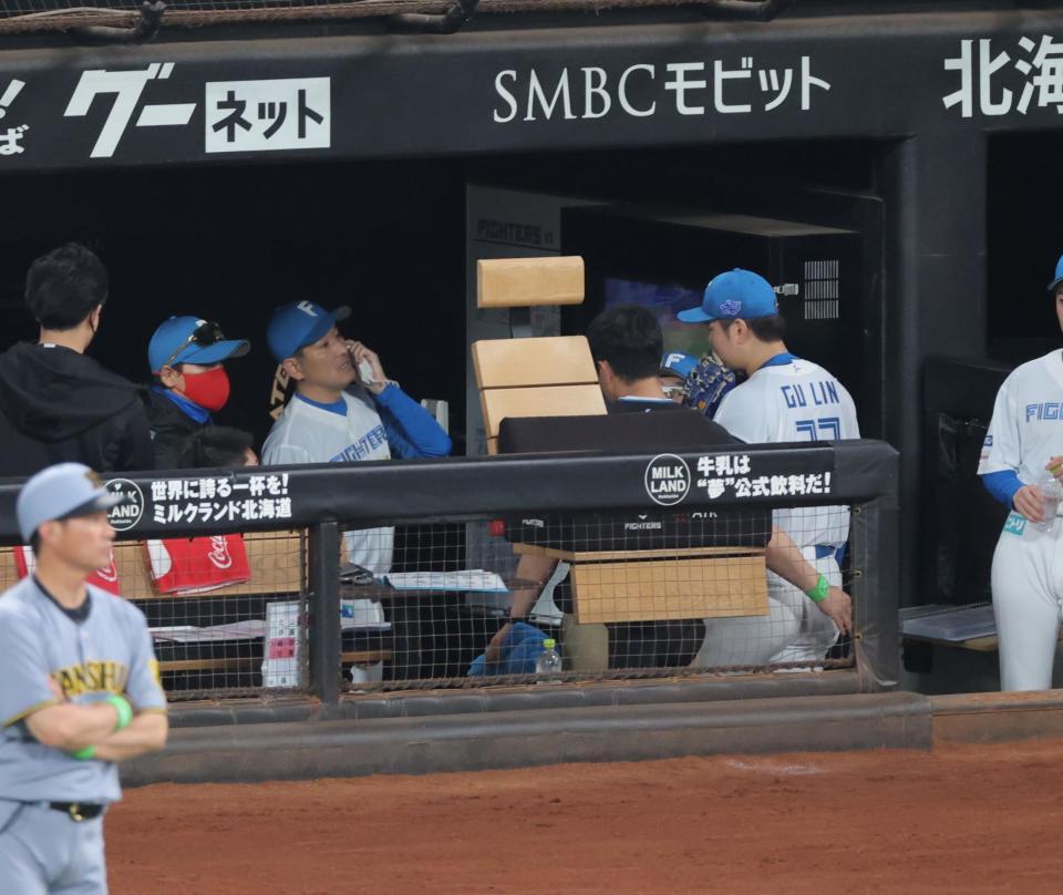 　３回、新庄監督（左）が見守る中、ベンチへ戻る古林（右）＝撮影・西岡正