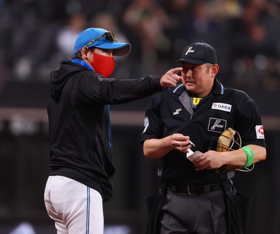 　３回、古林の交代を告げる新庄監督（左）＝撮影・中島達哉